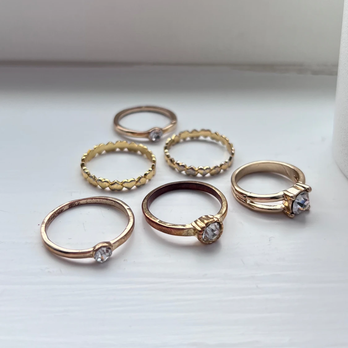 Sex ringar i guld- och silverfärg