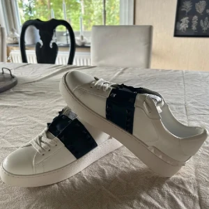 Valentino Garavani  - Säljer nu mina Valentino Garavani skor, näst in till nya riktigt schyssta och skön nu inför denna våren och sommaren!