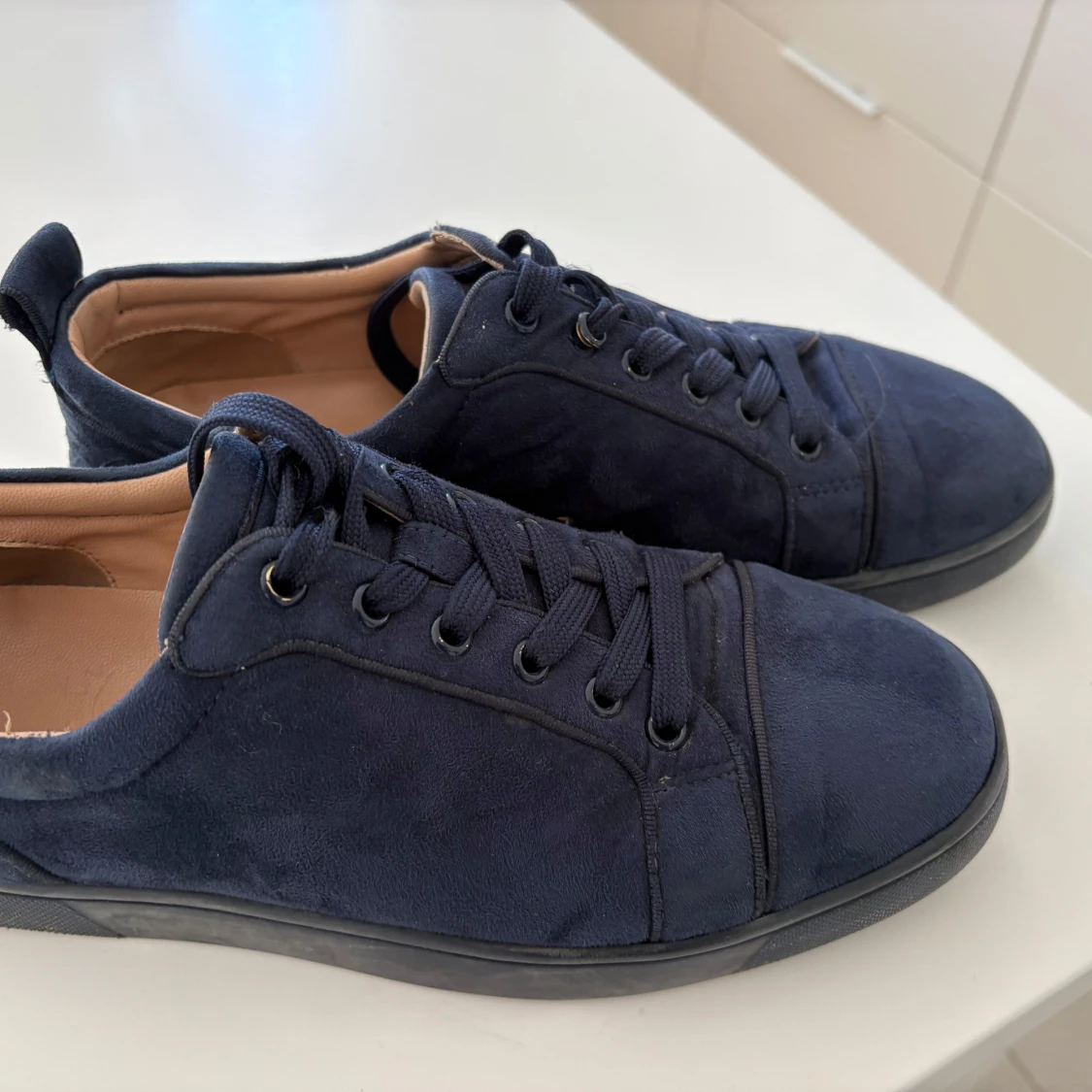 Mörkblå loubs sneakers i mocka - 2