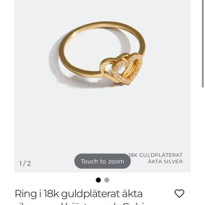 Guldfärgad ring med hjärtdetalj från glitter - Säljer då den tyvärr är för stor för mig, vet inte riktigt storlek men jag brukar ha storlek 16 på ringar så skulle gissa att denna är 17-18. Köpte på glitter.