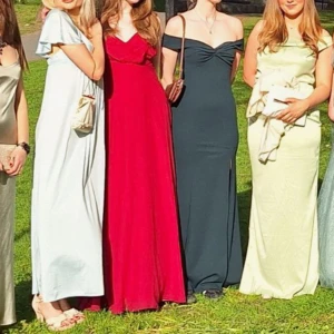 Röd lång balklänning  - Säljer min röda balklänning!❤️ Justerbar i midjan tack vare rosett på ryggen. Går ner till fötterna på mig som är 172 cm. Köpte på sellpy men har själv bara använt en gång och är i fint skick.