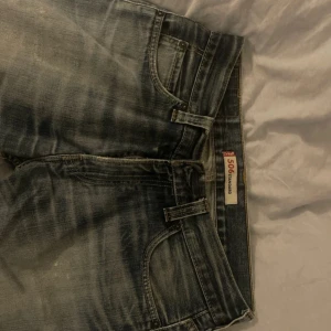 Levi’s 506 - Ett par vintage Levi’s 506, straight fit med lite flare. Storlek 33/34 passar mindre. Snygg lagning i bak som man kan se på bild 4. 