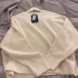 Vit stickad tröja från Vero Moda - Jättefin helt ny stickad tröja från vero Moda, aldrig använd