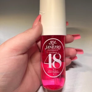 Sol de Janeiro Cheirosa 48 Perfume Mist - En fräsch och söt parfymmist från Sol de Janeiro i doften Cheirosa 48. Denna doft är perfekt att toppa över en annan parfym! Flaskan rymmer 90ml och de är ca 70ml kvar. Original pris är 299kr.