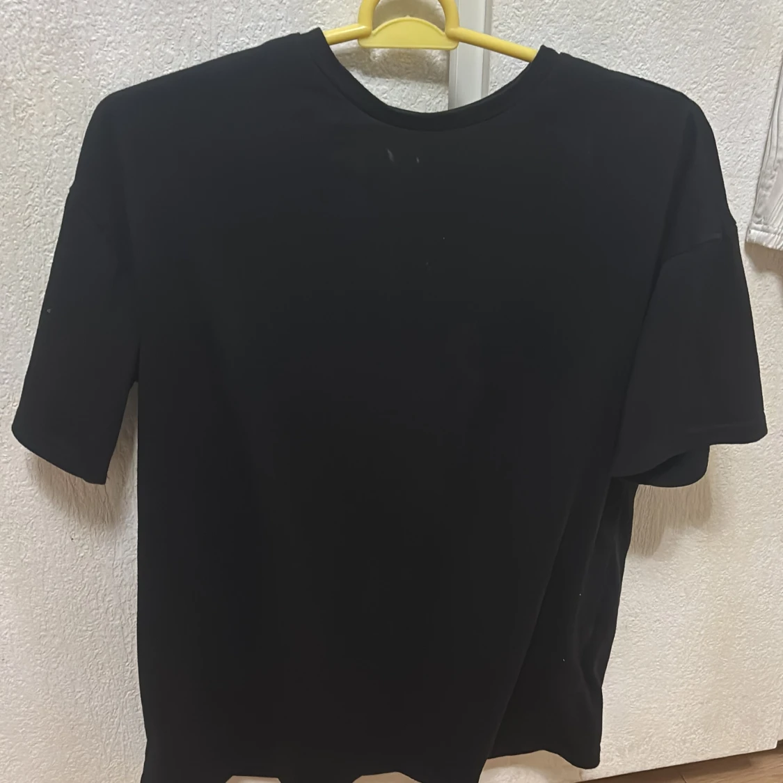 Svart t-shirt med tryck från SHEIN