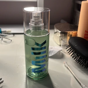 Milk hydro grip primer - Säljer min milk primer då jag inte använder den. Har använt den ett par gånger men de är mer än halva kvar. Pris går att diskutera💕
