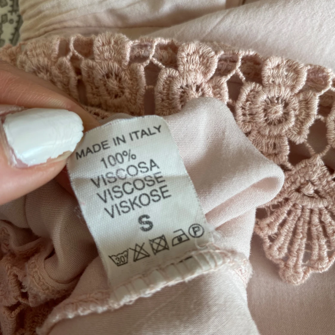 Ljusrosa blus med spetsdetalj - 1