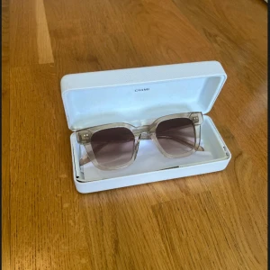 Chimi solglasögon 04❣️ - Fina solglasögon från Chimi. Färgen är ecru (bruna och beiga) och modellen 04. Solglasögonen har inga repor