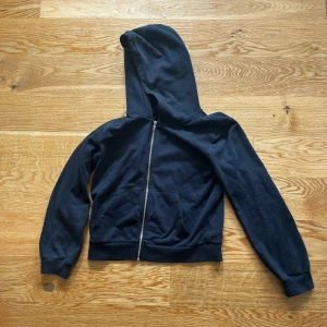 Svart zip-up hoodie - En svart zip-up hoodie från Lager 157 i storlek S🖤 Bekvämt material. Säljer då den inte kommer till användning längre🌸