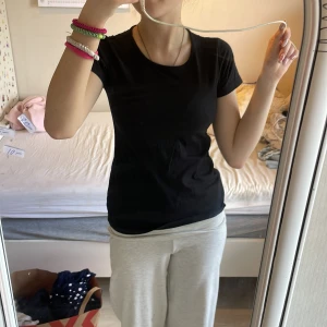 Svart t-shirt från Take Off - 25kr En klassisk svart t-shirt från Take Off i mjuk bomull. Modellen har rund halsringning och korta ärmar. Passformen är normal och t-shirten är enkel att matcha till olika outfits. Sitter riktigt fint