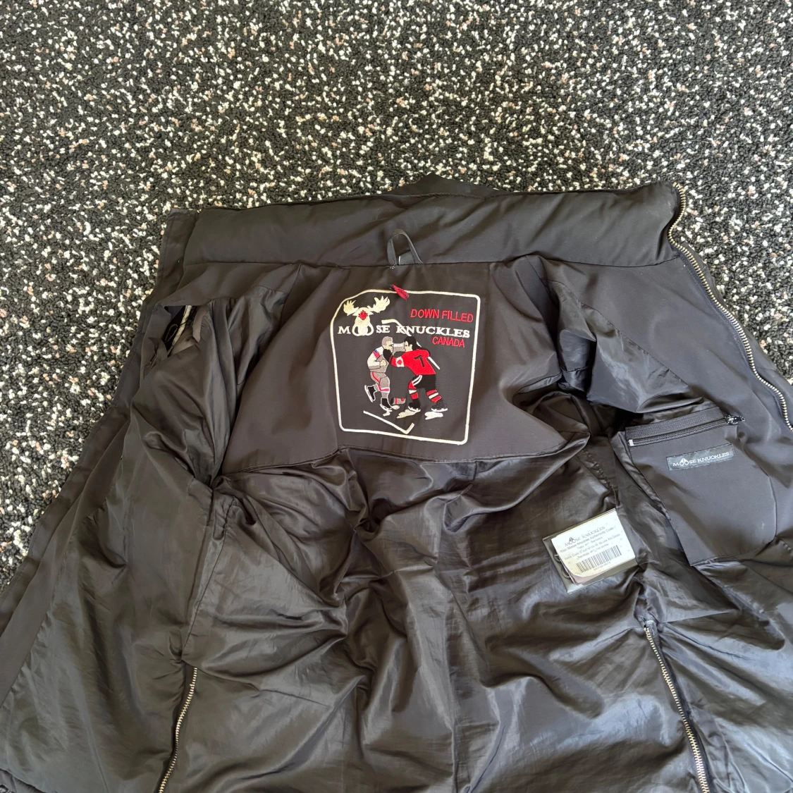 Svart dunjacka med fuskpäls från Moose Knuckles