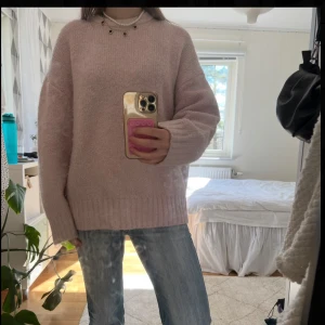 Ljusrosa stickad tröja - Supersöt ljusrosa stickad tröja i bra skick💕