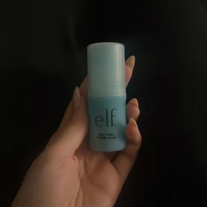 e.l.f. Stay Cool Primer Stick - Säljer en e.l.f. Stay Cool Primer Stick i ljusblå förpackning. Primern är i stiftform och används för att återfukta och ge en svalkande känsla innan smink. Perfekt för att förbereda huden och få sminket att sitta bättre.