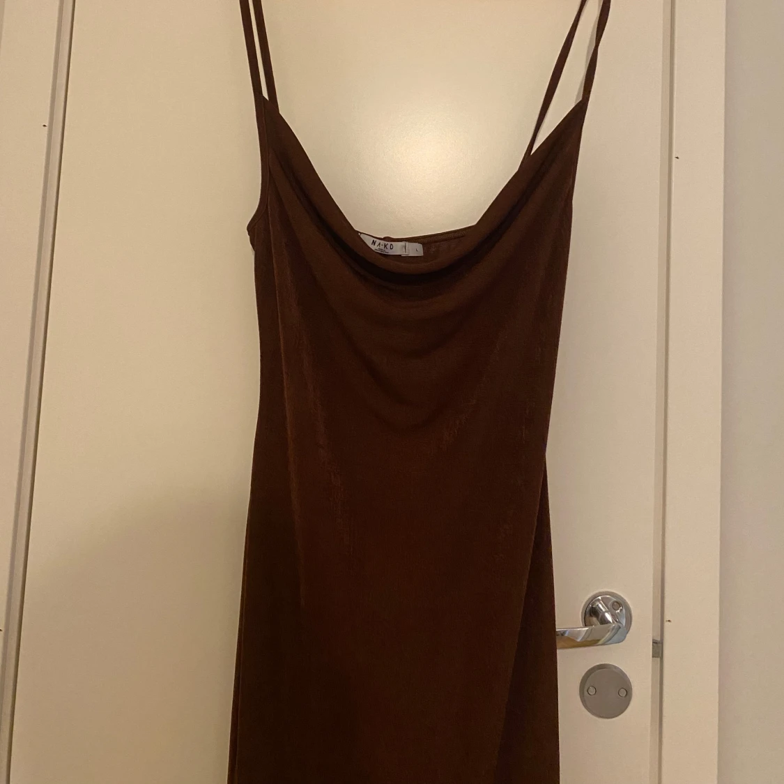 Brun långklänning med slits och tunna axelband - 1