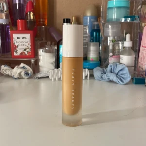Fenty Beauty Pro Filt'r Foundation 310 -  Andvänd ganska många gånger Flytande foundation från Fenty Beauty i nyansen 310. Kommer i en frostad glasflaska med vit pump och lock. Ger en soft matte finish och lång hållbarhet. Perfekt för dig som vill ha en naturlig men täckande bas.