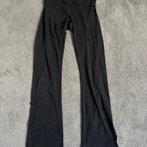 Svarta yoga pants från Nelly - Svarta leggings från Nelly med bootcut-modell och låg midja. Mjukt och stretchigt material som passar perfekt till vardags eller träning.