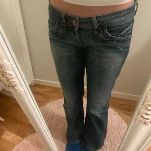 Blå bootcut jeans - Säljer blåa bootcut jeans med låg midja. Jag tkr it jag passar i dem.
