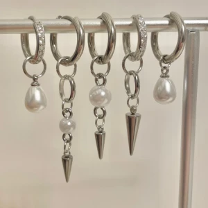 Örhängen  - Laika🩷🩷🩷🩷egengjorda örhängen gjorda med kärlek, i rostfritt stål. Säljs parvis men går att kombinera två olika örhängen i ett par.  Örhängen 119 kr/par Örhängen glitter 129 kr/par Vid egna önskemål eller kombination av både glitter och utan är det bara att fråga 