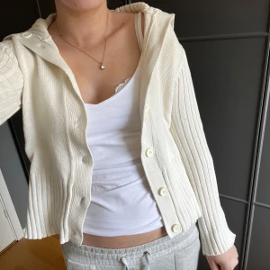 Kofta - Säljer en vit kofta med krage som tyvärr inte används. Perfekt för dig som gillar en enkel och stilren look med lite edge. Står storlek 42-44 i den men jag skulle uppskatta att de är storlek m. Hör av dig om du har frågor💗
