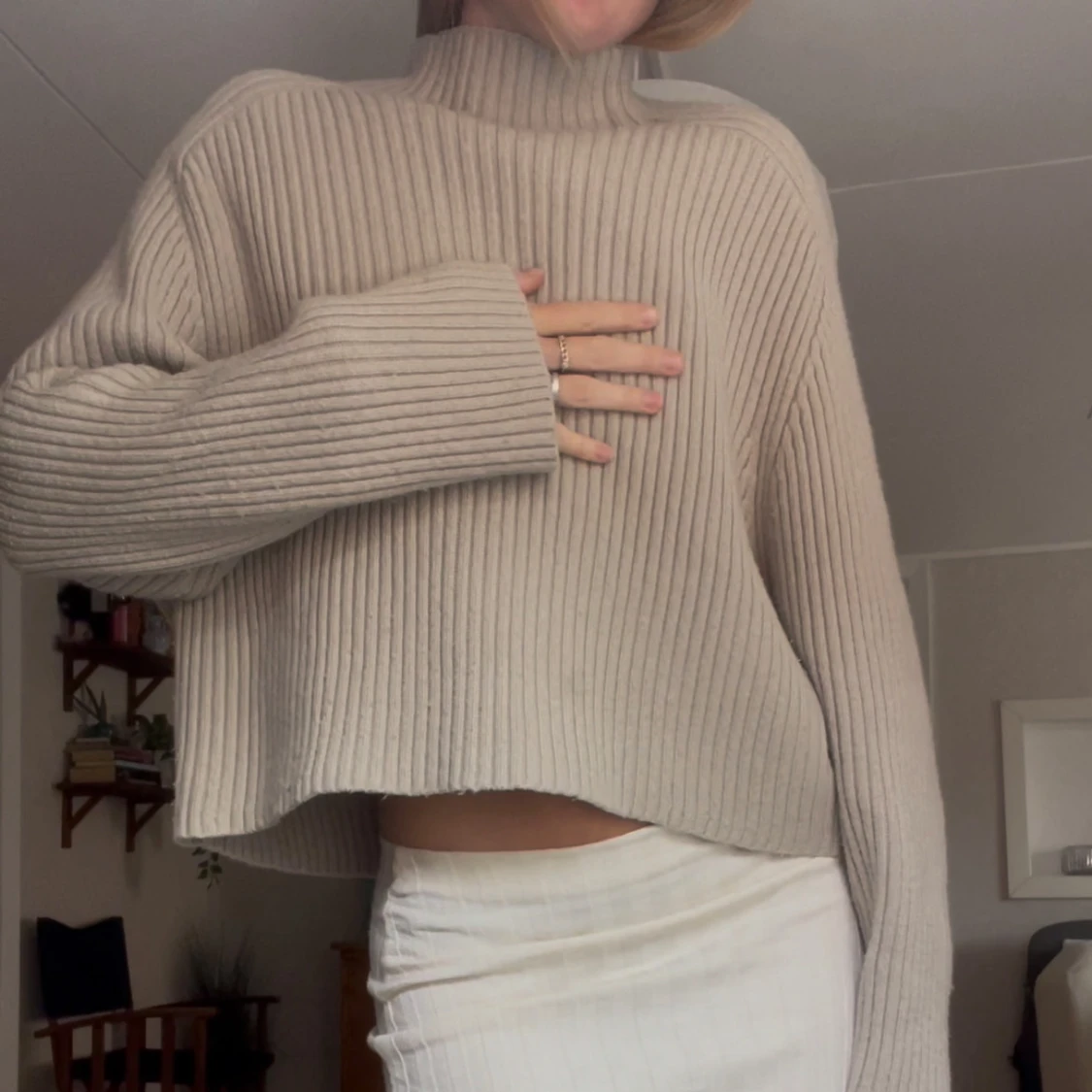 Beige ribbad croppad stickad tröja