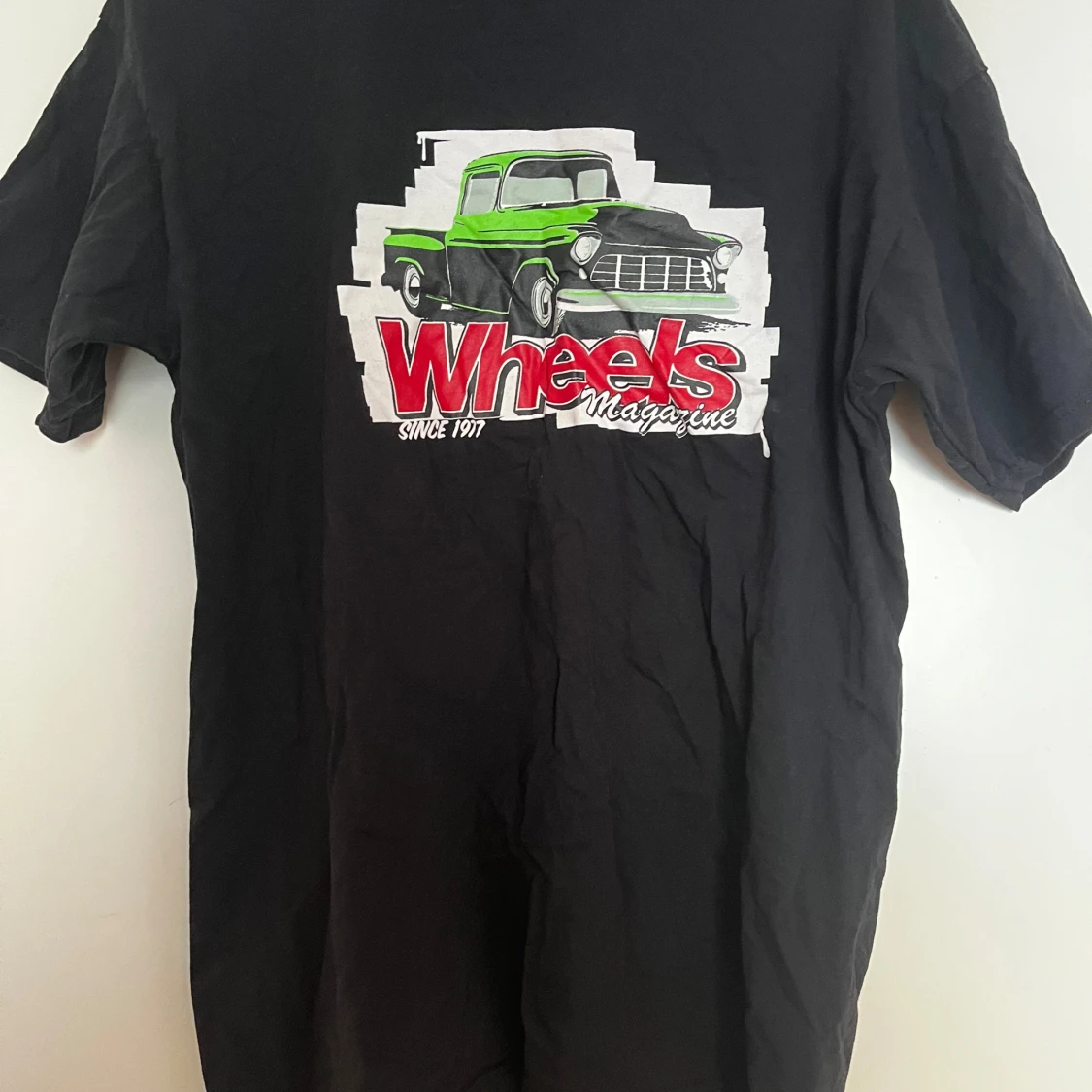 Svart t-shirt med Wheels Magazine tryck från Fruit of the Loom