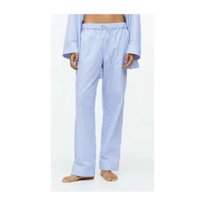 Pyjamasbyxor, Arket - Ett par blå randiga pyjamasbyxor från Arket. Dom är endast använda ett fåtal gånger. Nypris: 690 Tryck gärna på köp nu!🤗