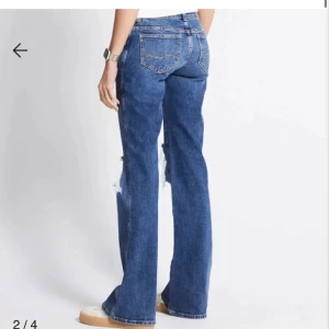 Blå slitna jeans med raka ben - Blåa jeans med slitna knän, aldrig använt bara testat 