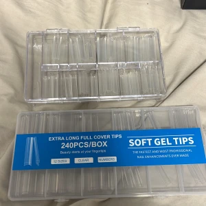 Soft gel tips för naglar, extra långa - Säljer en box med 240 st extra långa soft gel tips för naglar. Tipsen är klara och kommer i 12 olika storlekar, perfekt för att skapa egna nagelförlängningar hemma. Förpackningen är genomskinlig och organiserad med fack.