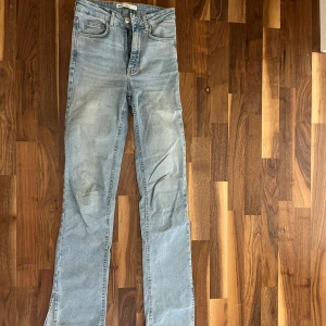 Jeans och med slits  - Ljusblåa mid waist jeans från Gina tricot med slits där nere. Använda ett par gånger. I storlek S