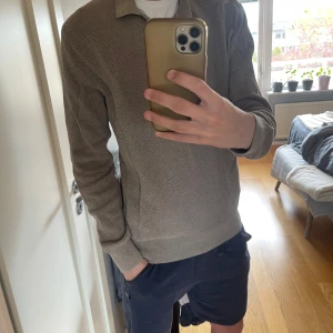 Beigefärgad pikétröja från Bläck - Säljer en stilren beige pikétröja från Bläck i storlek M. Tröjan har klassisk krage, knappslå och är tillverkad i ett strukturerat bomullsmaterial. Använd 1-2 gånger och nypris ligger på 600, mitt pris endast 149! Den är perfekt för lite varmare dagar då den är väldigt luftig! Hör av er vid minsta fundering