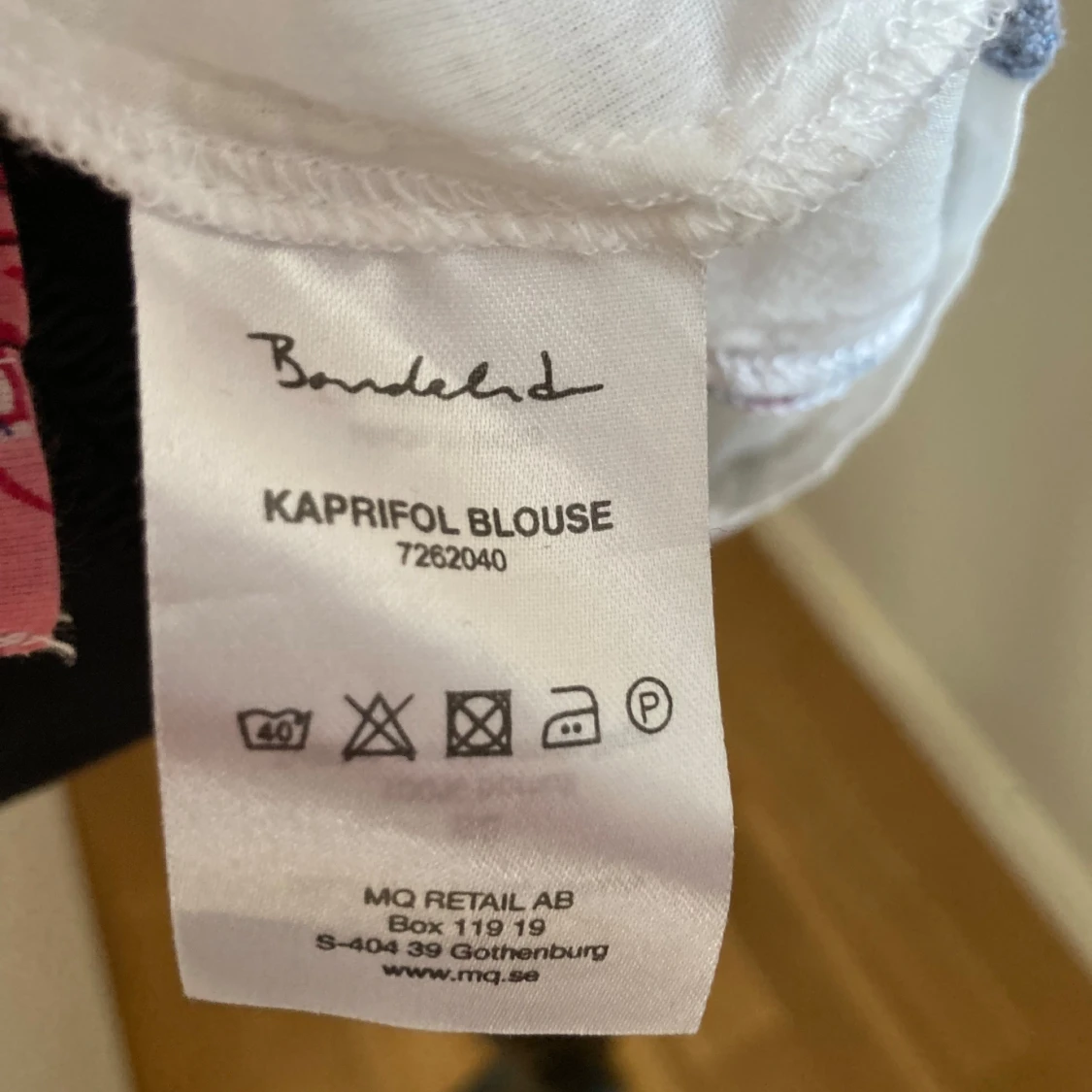 Vit blommig blus med knappar och knytband - 4