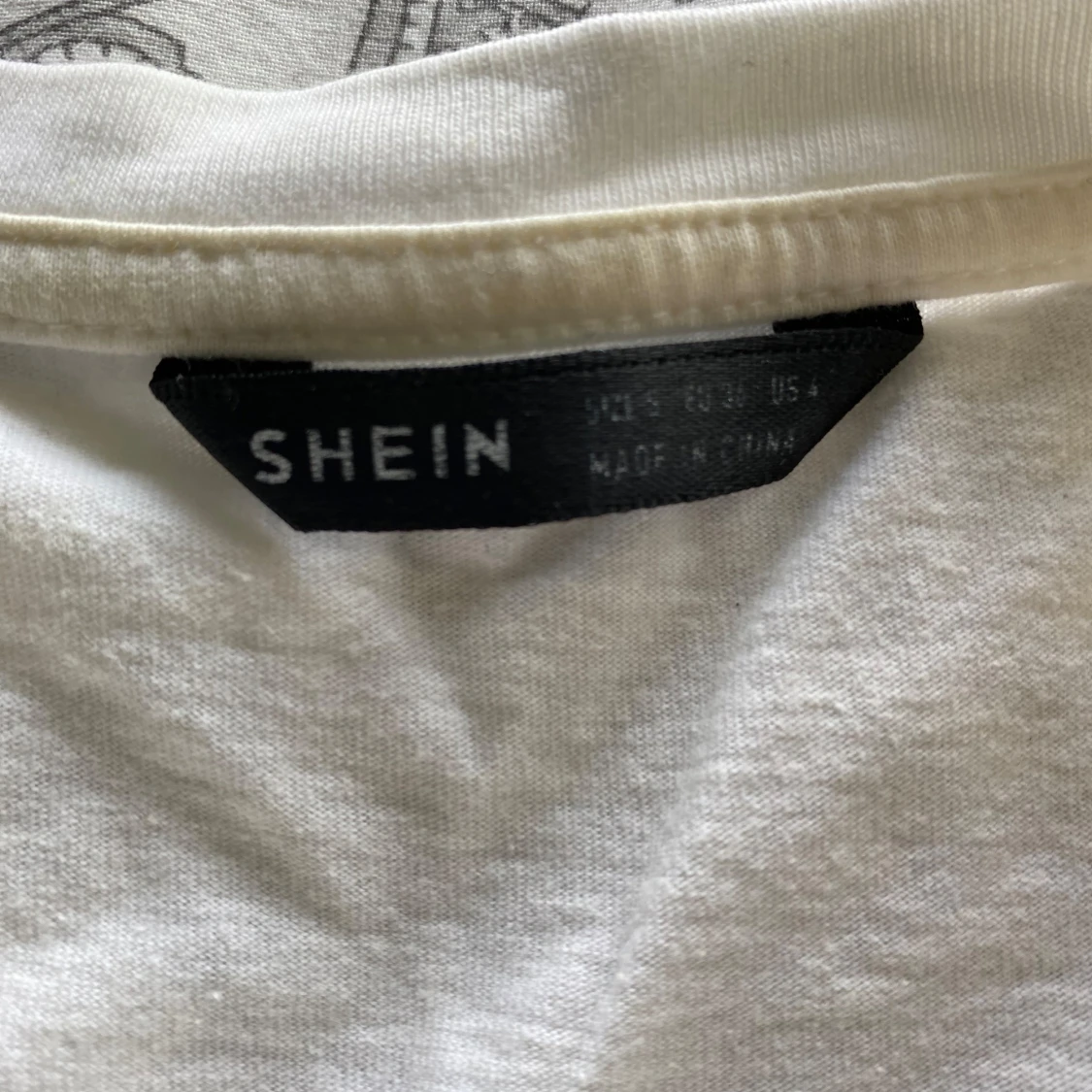 Vit t-shirt med vintage-tryck från SHEIN - 2