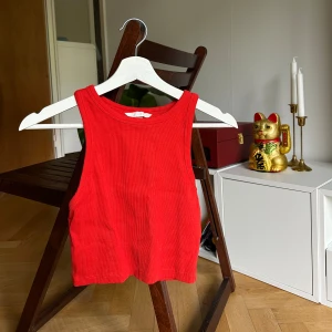 Röd ribbad linnetopp från H&M - Så gott som ny. Endast använd två gånger.