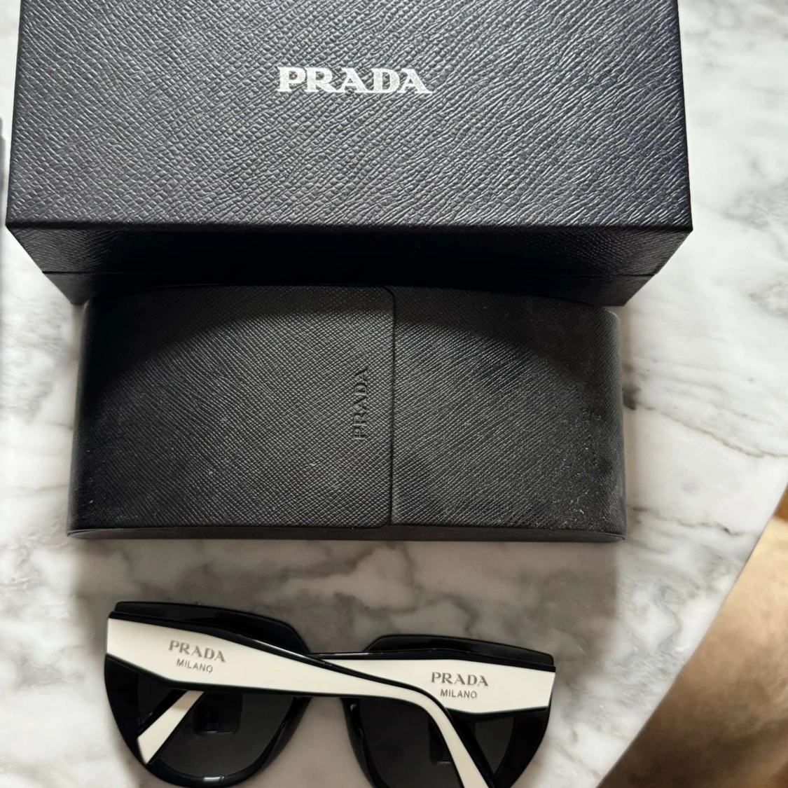 Svarta cat-eye solglasögon från Prada - 1