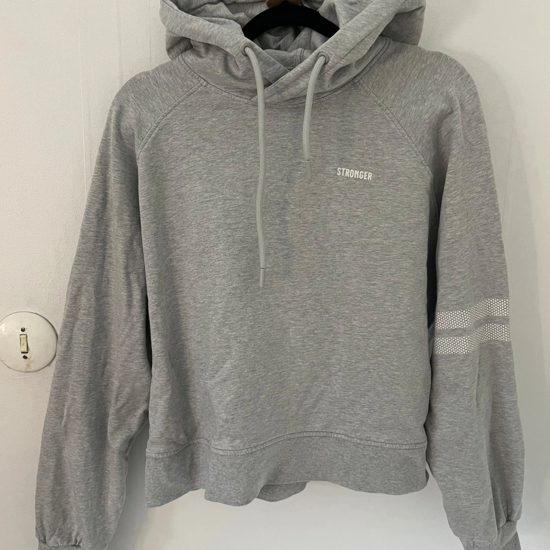 Grå hoodie från Stronger