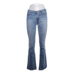 Ljusblå bootcut jeans från MiH Jeans - Säljer ett par ljusblå bootcut jeans från MiH Jeans i modellen Sugar Blue. Jeansen har klassisk femficksdesign, normal passform och är tillverkade i en mjuk bomullsblandning med lite stretch. Perfekta för dig som gillar en retroinspirerad look.