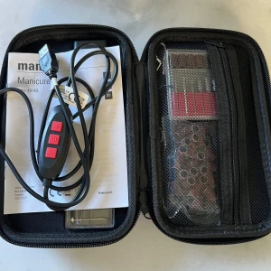 Elektrisk nagelfil med tillbehör - Säljer en elektrisk nagelfil med USB-sladd. Medföljer flera sliphuvuden i olika former och material samt slipband, allt i ett svart fodral. Perfekt för manikyr och nagelvård hemma. Nypris 399 på Kjell & Co