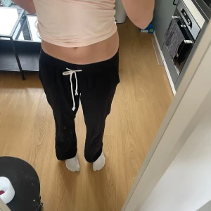 Svarta linnebyxor - Jätte fina svarta linnebyxor köpta från zalando. Säljer då jag tycker dom e lite korta på mig som är 177. Köpa på zalando.