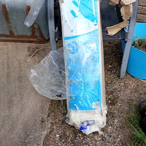 Poolstege 76 cm från Bestway - Säljer en poolstege från Bestway, modell 58406, med en höjd på 76 cm (30 tum). Stegen är i vit metall och blå plast, och passar till mindre pooler. Manual och alla delar medföljer. Perfekt för enkel och säker åtkomst till poolen. Kartong sönder 