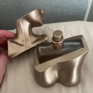 Billie Eilish parfym - En söt vanilj o chokladdoft i 100 ml-flaska. Nypris  965, säljer för 600