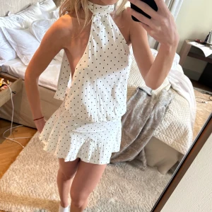 Superfin prickig klänning - Prickig halterneck klänning från jaded london med öppen rygg. Verkligen superfin!! Den är storlek uk 4/xxs-xs/USA 0. Helt ny med prislappen kvar.