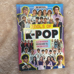 Idols of K-POP - 100% inofficiell bok om K-pop med massor av bilder på populära K-pop-idoler och grupper. Innehåller fakta om musiken och en guide till vem som är vem i K-popvärlden. Perfekt för dig som vill veta mer om K-pop och dess stjärnor.