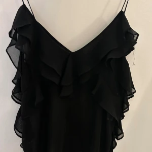 Zara topp  - Svart lång topp från zara som är ganska genomskinlig och använd 1 gång, storlek xs 💞