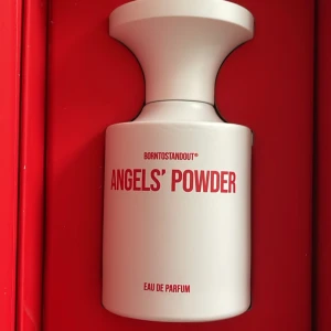 Angels' Powder Eau de Parfum från Borntostandout - Angels' Powder är en Eau de Parfum från BTSO i 50 ml. doftar godis och nostalgi, väldigt god doft men passar inte min smak. Endast testad och kvitto finns. Orginalpris 2200kr!