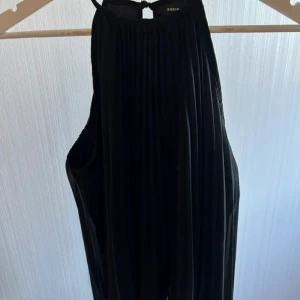 Svart plisserad topp - Aldrig använd, superfin