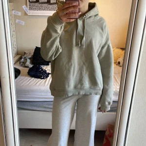 Beige hoodie från 157 - 40kr Säljer en beige hoodie från 157 i storlek S. Tröjan har en klassisk huva med dragsko och långa ärmar. Mjuk insida och avslappnad passform, perfekt för en chill vardagslook.