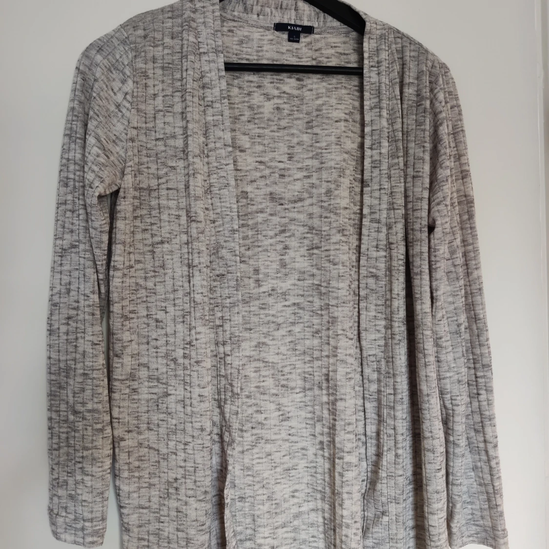 Ljusgrå ribbad kofta