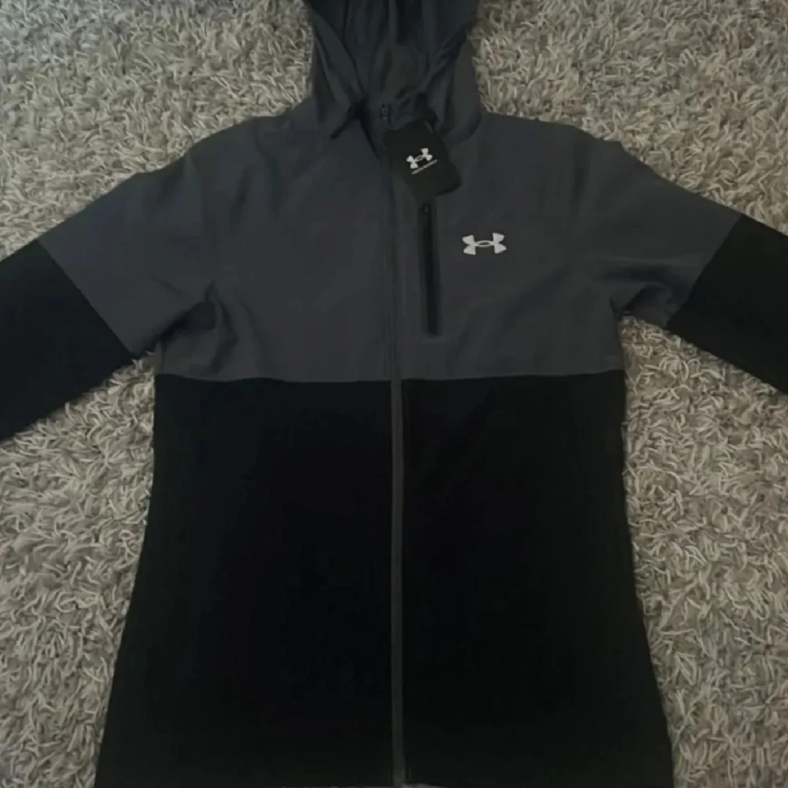 Svart och mörkgrå hoodiejacka från Under Armour