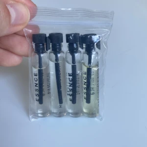 Essnce testers - Från början 2ml, men något mindre i dessa nu då jag har testat dofterna (se bilder). Bild 1 från vänster: Oh darling , Midsummer dream , Rose rose & Irresistible engima . Bild 2: Milky flower (etiketten har tappat namnet) & Summer breeze. Säljer samtliga (6 st) för 60kr alternativt enstaka för 20kr/st.