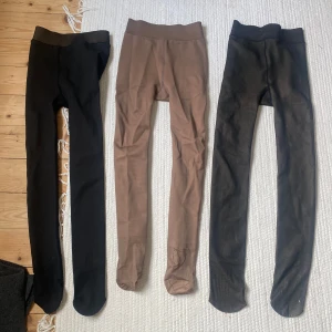 Fodrade strumpbyxor - Tre stycken fodrade strumpbyxor i storlek S. Använt ett par av de svarta två gånger. I sjukt bra skick. Köpte för cirka 200kr styck. Säljer billigt eftersom de inte passar🥰 Köpta på Åhléns, vet ej vilket märke